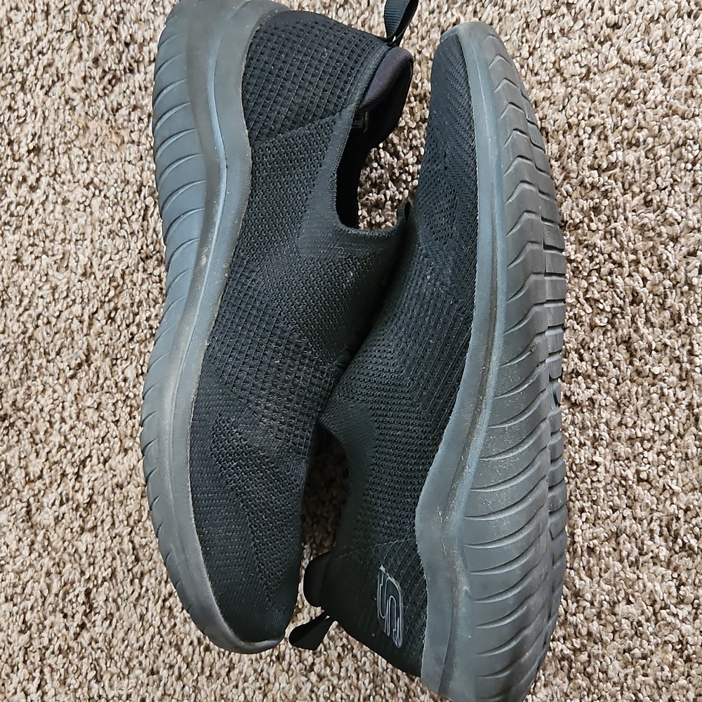 Skechers Men's Black Slip-On Sneakers Stretch Fit - Picture 4 of 7